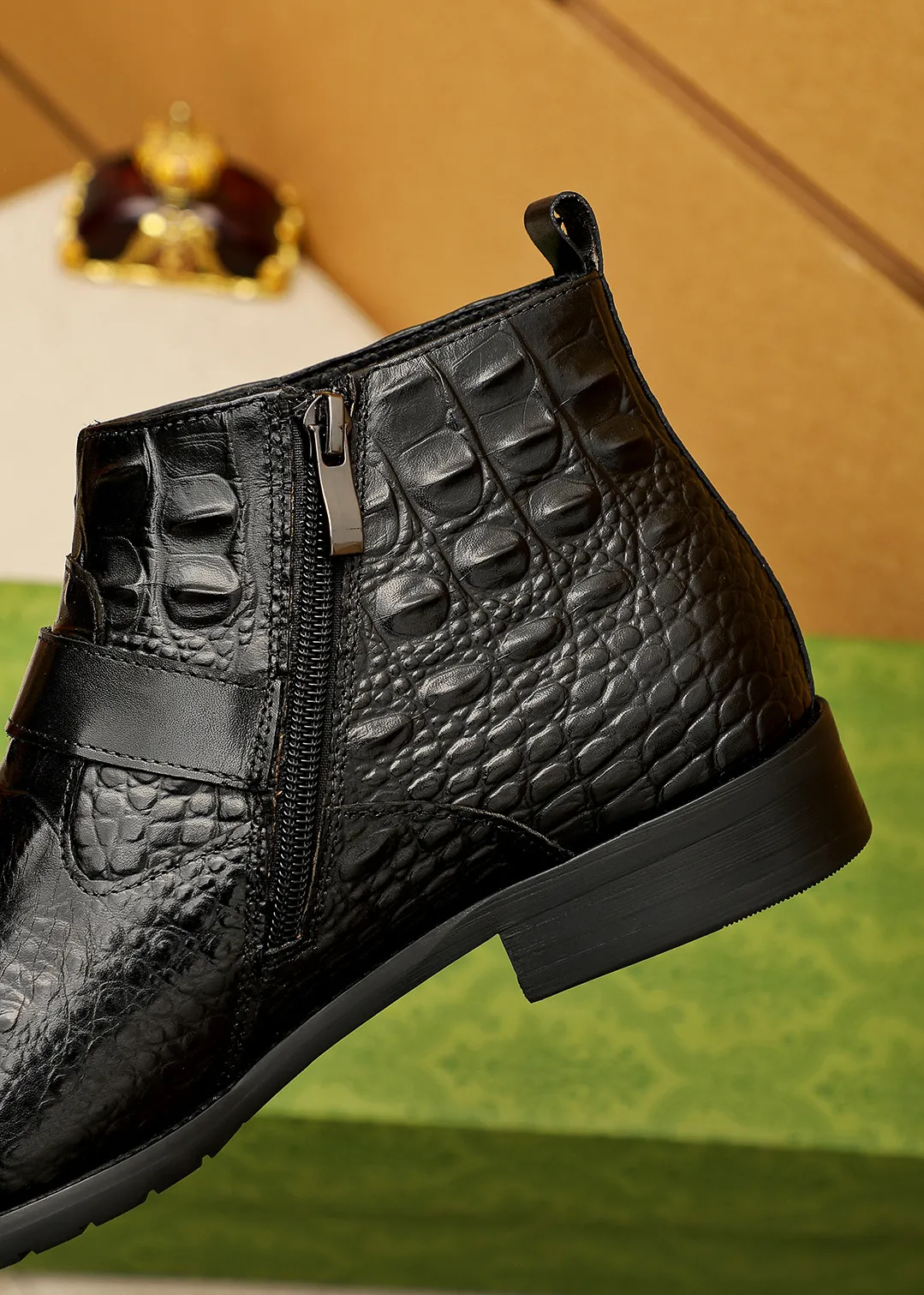 Men's shoes 💰600 💐 Product trademark: GUCCI "Gucci" high-top leather shoes Regular size: 38-44 (37.45.46🉑️Customized) Product materials: Selected imported first-layer calfskin embossed upper + luxury hardware buckle, imported sheep 🐑 leather lining. Strong three-dimensional visual effect, original outsole color: 2 colors available